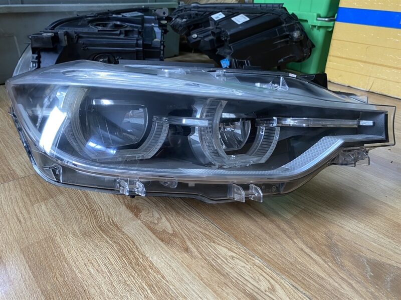 ĐÈN PHA VẾ PHẢI (RH)