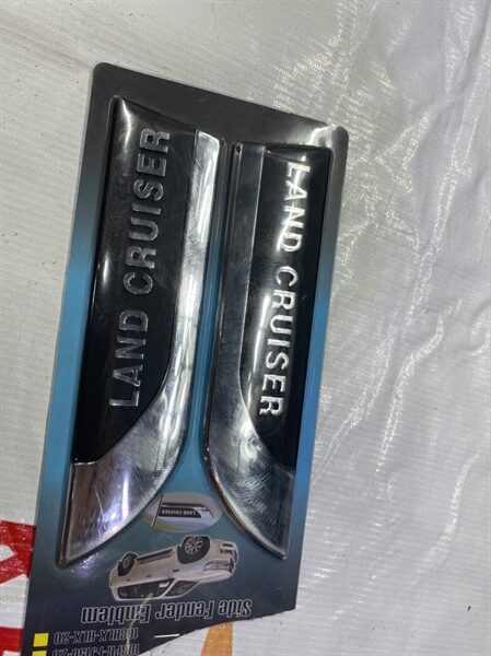 MIẾNG DÁN TRANG TRÍ TAI XE TOYOTA LAND CRUISER - Ảnh 4