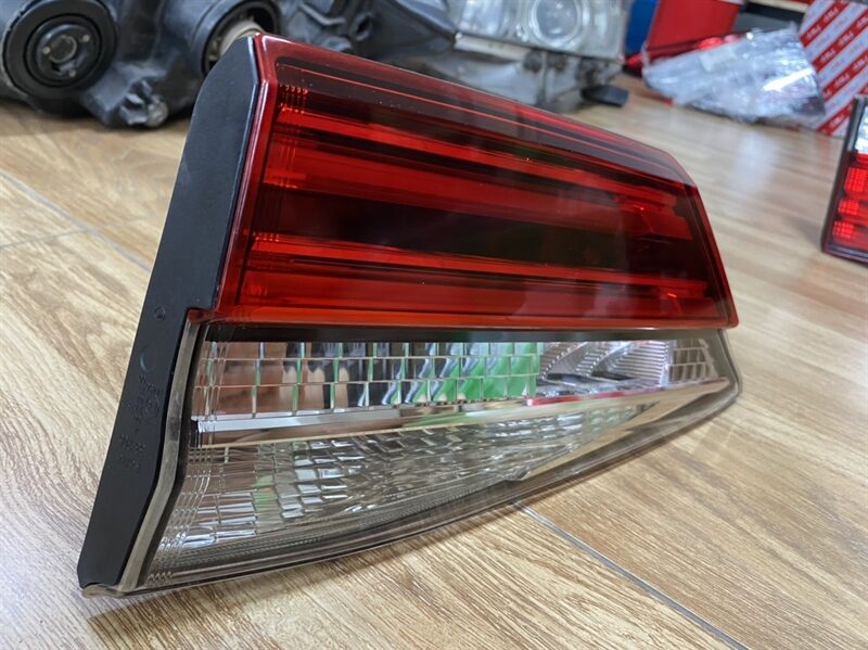 ĐÈN HẬU TRONG VẾ PHẢI(RH)