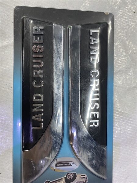 MIẾNG DÁN TRANG TRÍ TAI XE TOYOTA LAND CRUISER - Ảnh 2