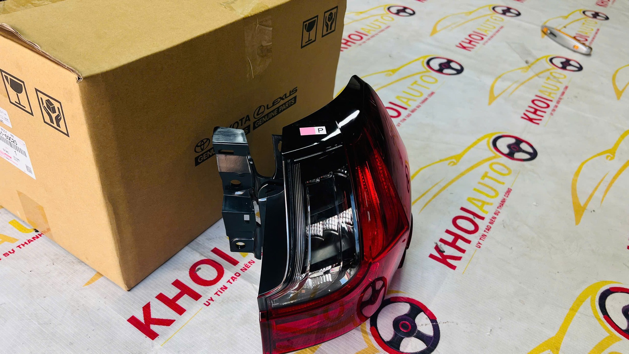 81551-60C20 Đèn Hậu Ngoài LEXUS LX570 2016-2020 Phải(RH)8155160C20 Mới Xịn Chính Hãng