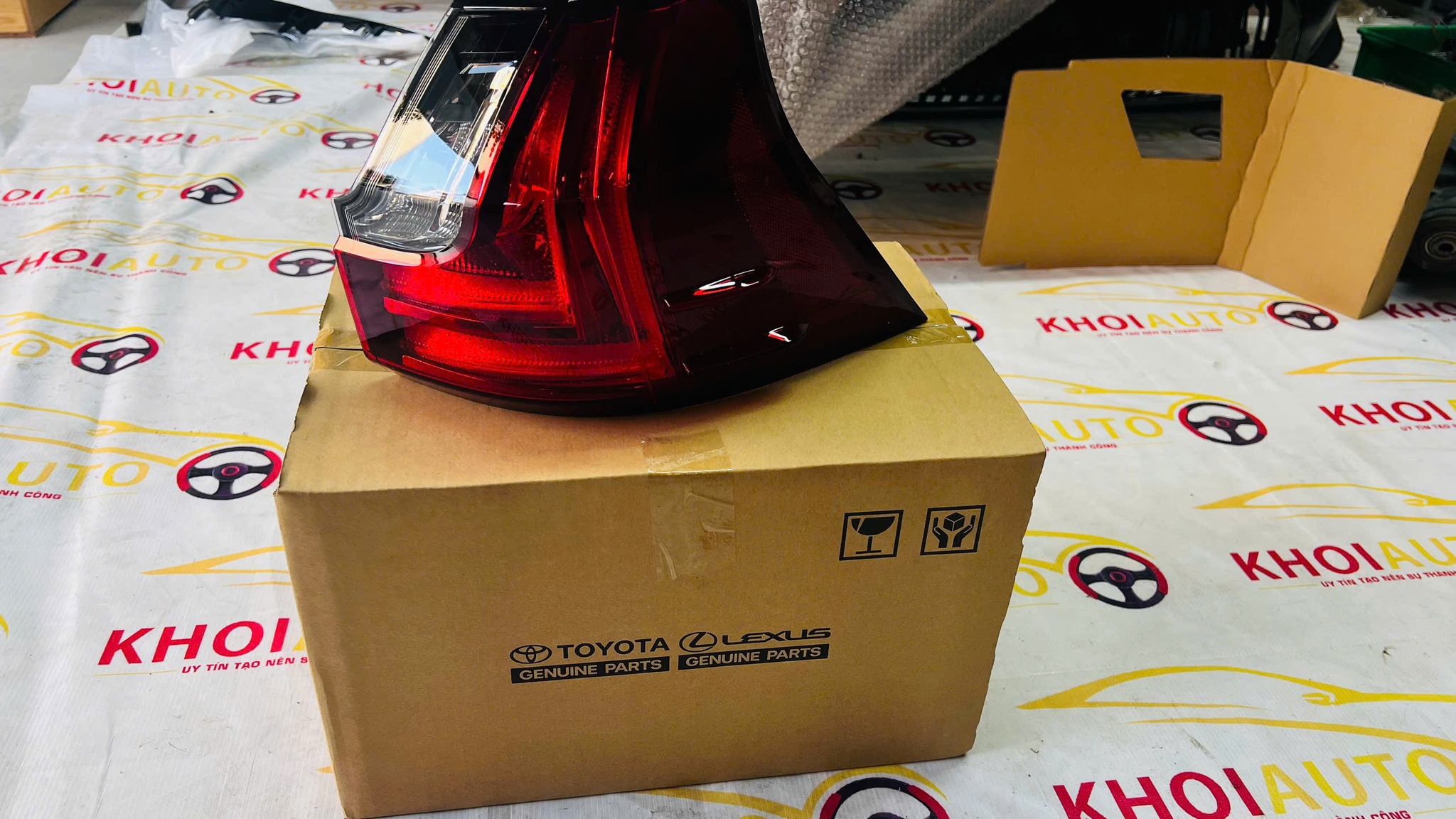 81551-60C20 Đèn Hậu Ngoài LEXUS LX570 2016-2020 Phải(RH)8155160C20 Mới Xịn Chính Hãng