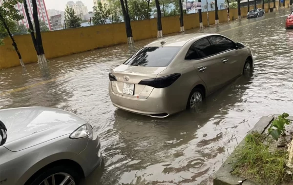 lai xe qua duong ngap 3