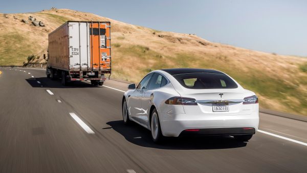 2019 tesla model s range road trip behind big rig 1716792974286 1716792974751790124832 1716880664404 17168806645651115865032