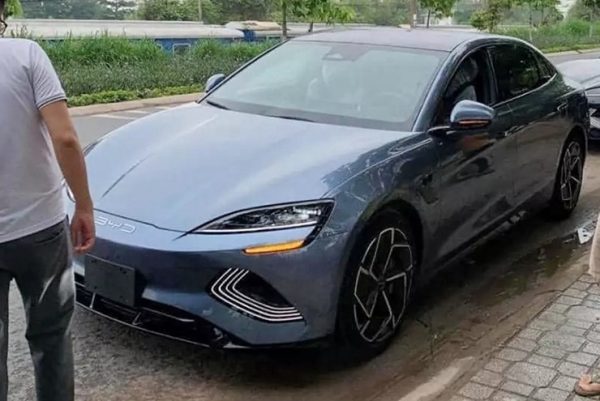 Xe Trung Quoc BYD Seal xuat hien tren duong pho Viet byd 3 1717390666 185 width740height495