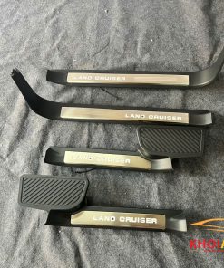 Ốp Bậc Cửa Chống Trầy Có Đèn Cho Toyota Land Cruiser LC200 (2016-2020) Hàng Cao Cấp