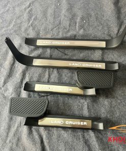 Ốp Bậc Cửa Toyota Land Cruiser LC200 (2016-2020) Chống Trầy Có Đèn Hàng Cao Cấp