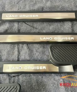 Ốp Bậc Cửa Toyota Land Cruiser LC200 (2016-2020) Chống Trầy Có Đèn Hàng Cao Cấp