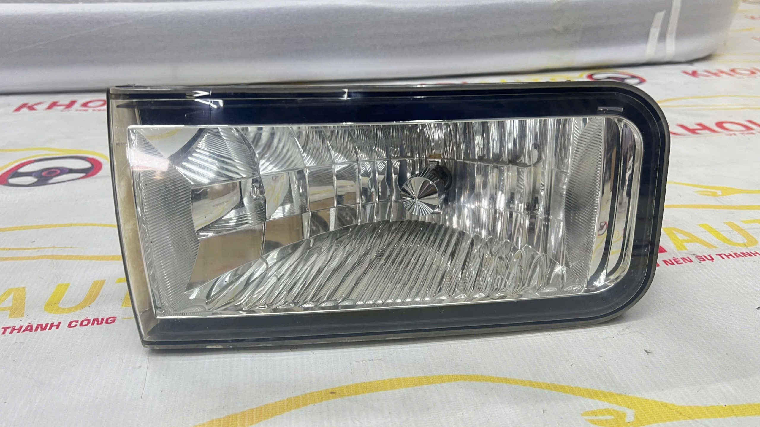 81221-60141 Đèn Gầm TOYOTA Land Cruiser 2008-2010 Trái(LH)8122160141 Bãi Tháo Xe