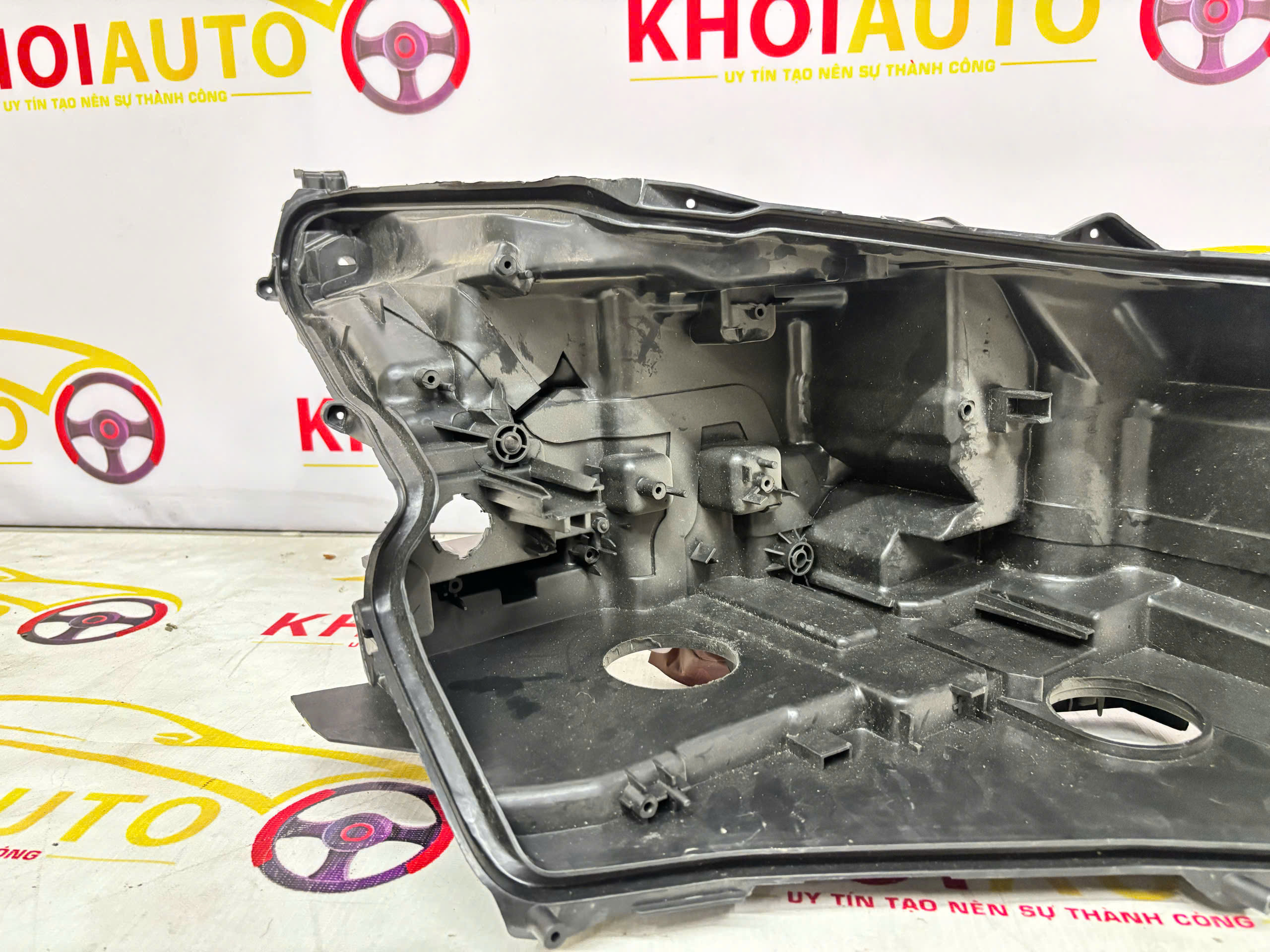 Đế Đèn Pha LEXUS LX570 2016-2022 Phải (RH) OEM