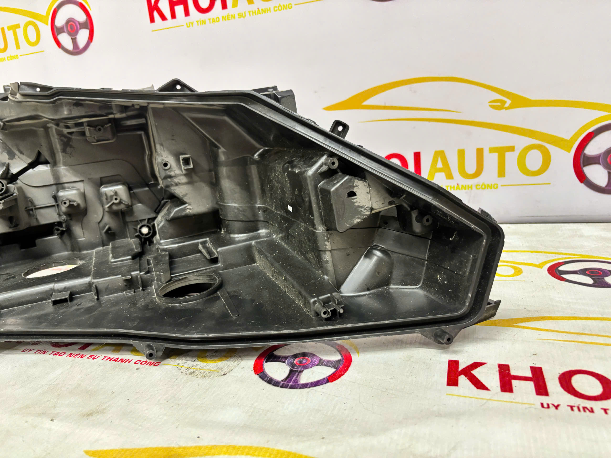 Đế Đèn Pha LEXUS LX570 2016-2022 Phải (RH) OEM