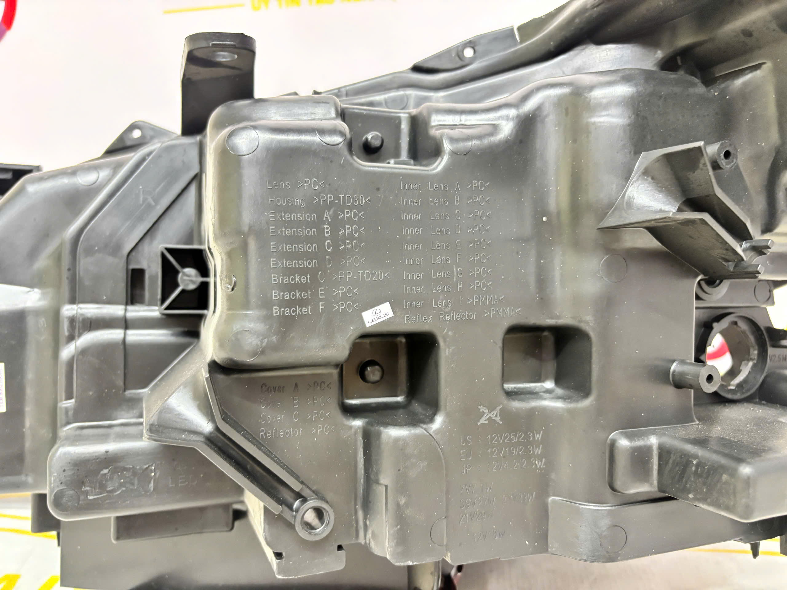 Đế Đèn Pha LEXUS LX570 2016-2022 Phải (RH) OEM