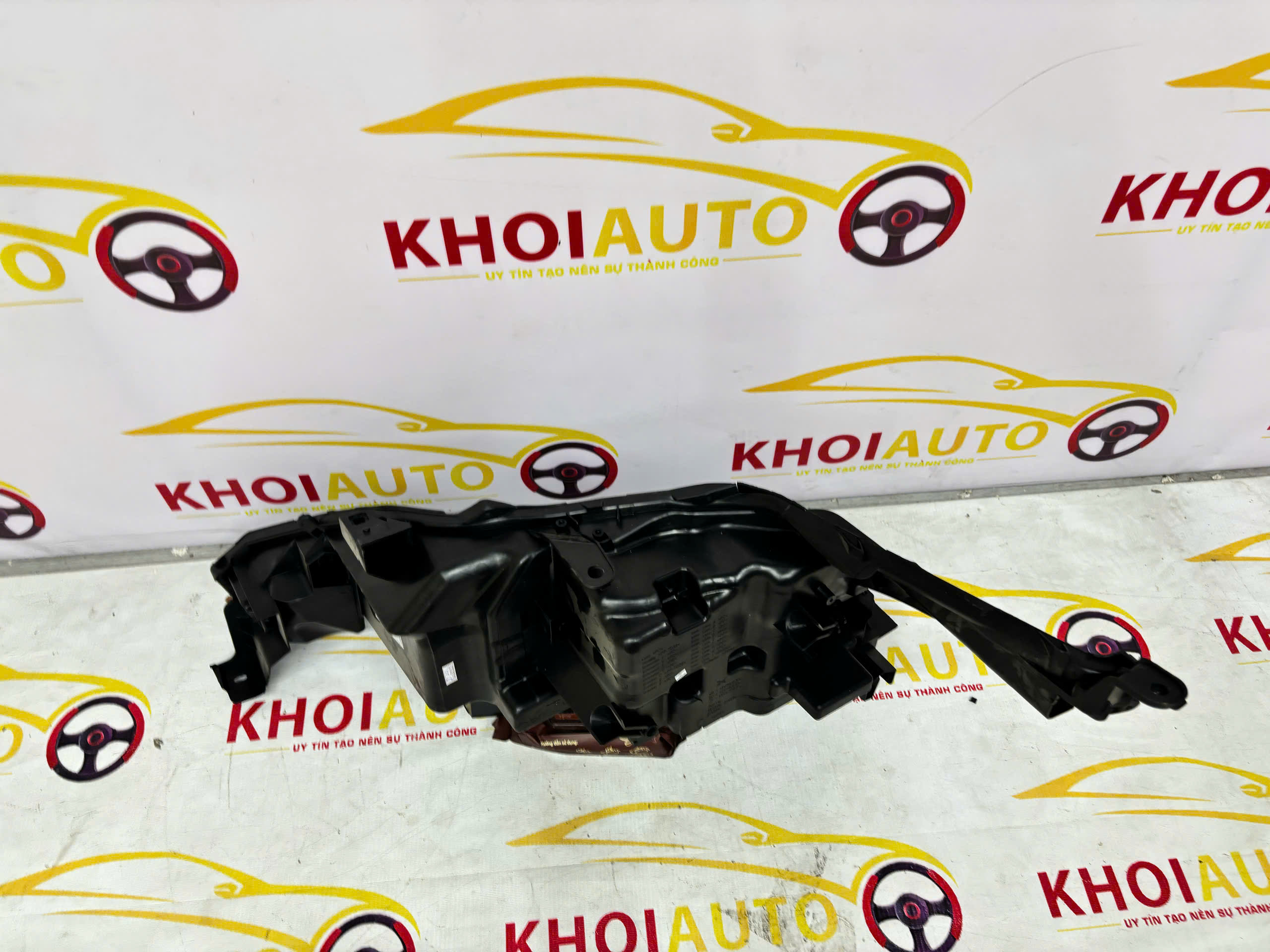 Đế Đèn Pha LEXUS LX570 2016-2022 Phải (RH) OEM